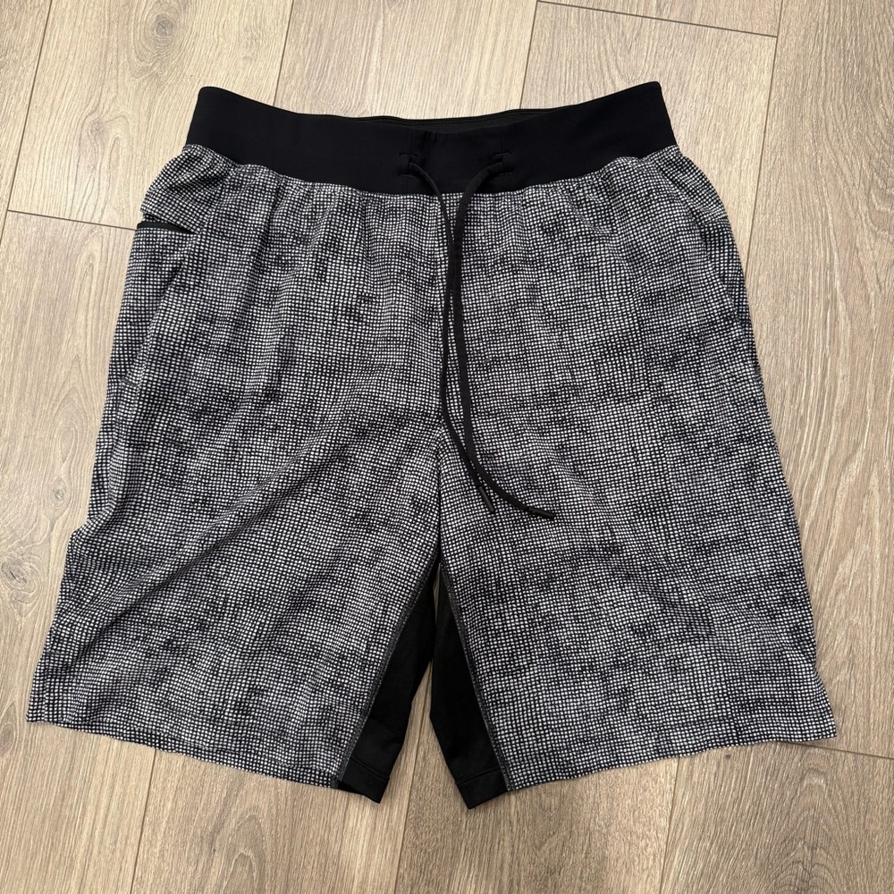 Lululemon Men's Black and Gray Shorts